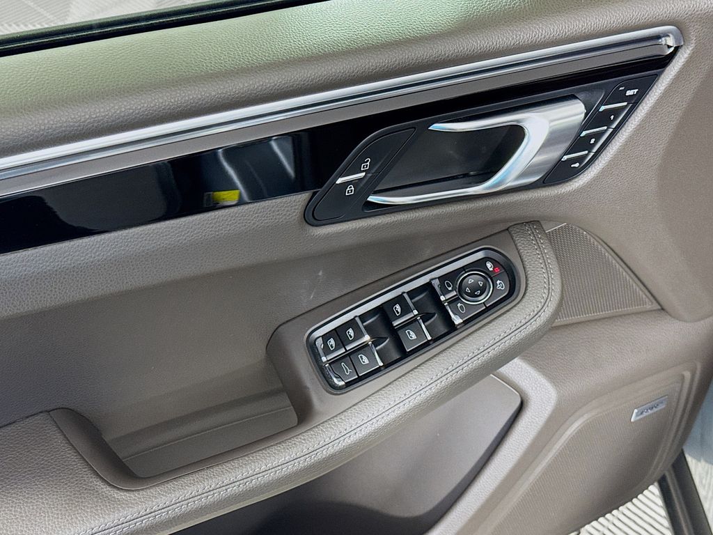 Thumbnail: 2020 Porsche Macan - 18