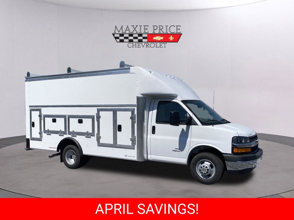 Summit White 2026 Chevrolet Express Chassis 4500 Cutaway 159 Van Rear-Wheel Drive 8-Speed Automatic