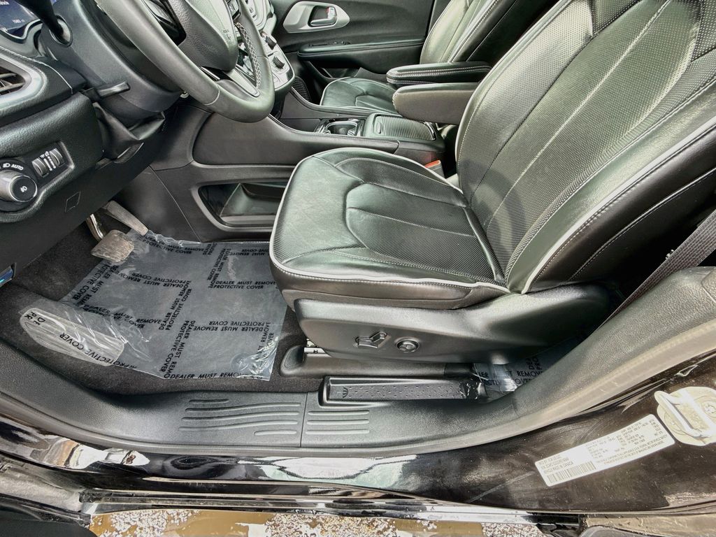 2025 Chrysler Pacifica Limited Black at Toyota of Victoria