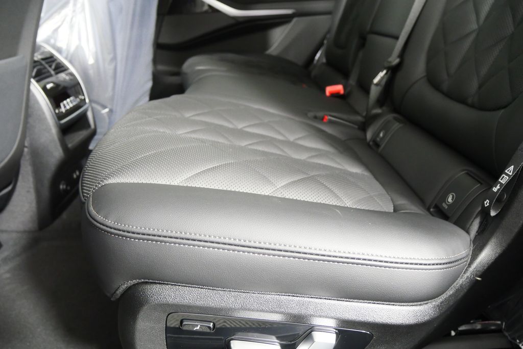 Thumbnail: 2026 BMW X7 - 14