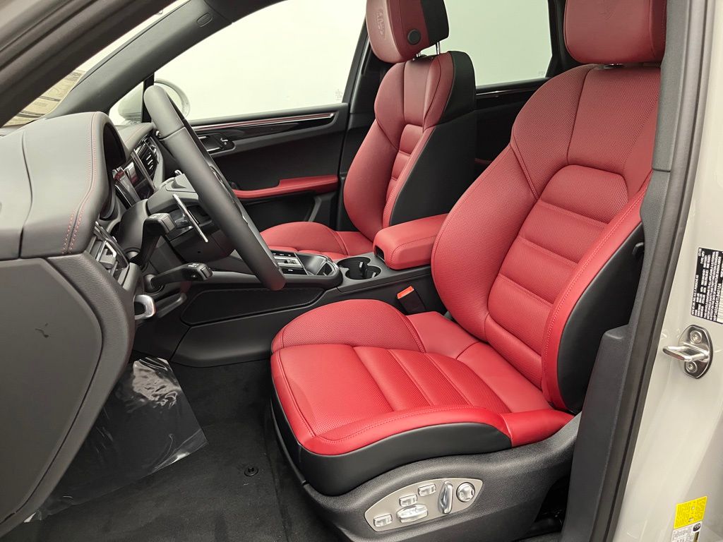 Thumbnail: 2026 Porsche Macan - 5