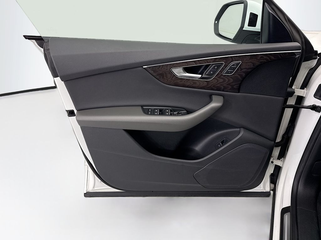 Thumbnail: 2019 Audi Q8 - 23