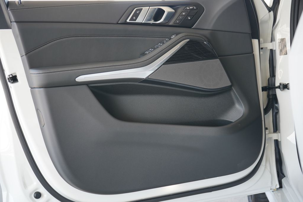 Thumbnail: 2026 BMW X7 - 10
