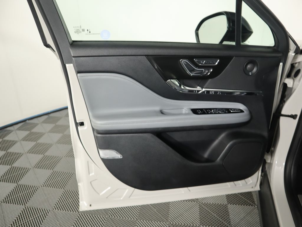 Thumbnail: 2022 Lincoln Corsair - 24