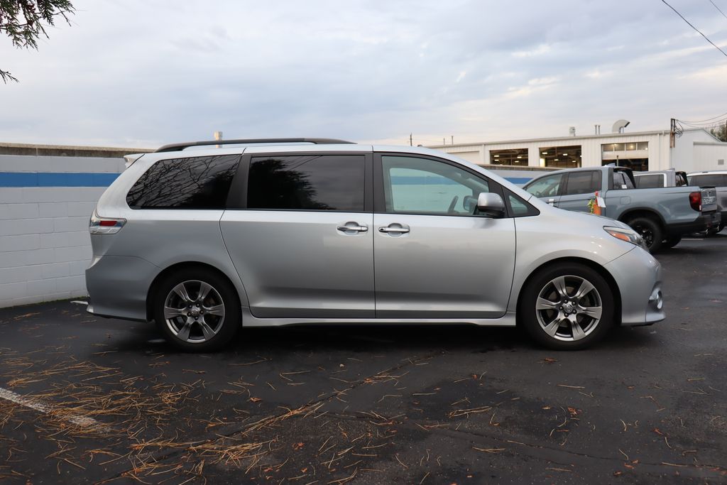 2017 Toyota Sienna SE 6