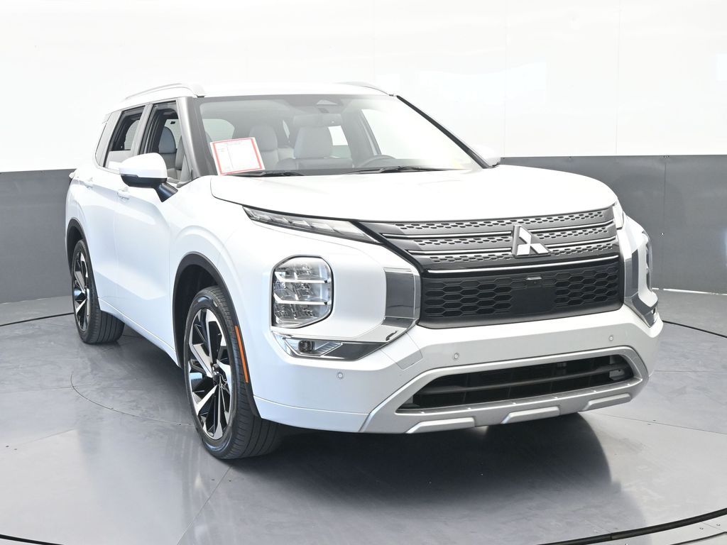 Used 2022 White Diamond Mitsubishi SEL image 9