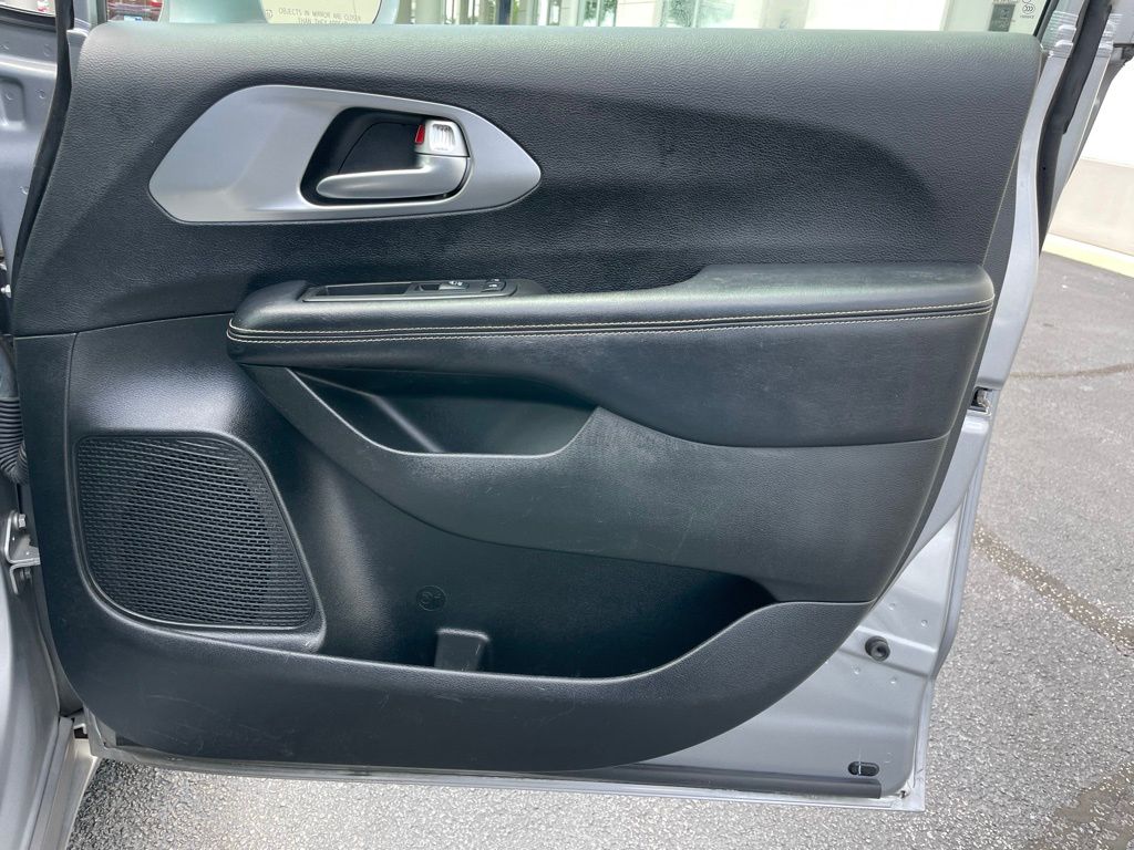 Thumbnail: 2018 Chrysler Pacifica - 29