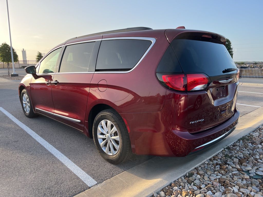 Thumbnail: 2017 Chrysler Pacifica - 4