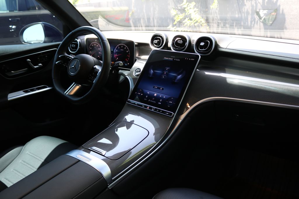 Used 2025  Mercedes-Benz GLC 300 image 18