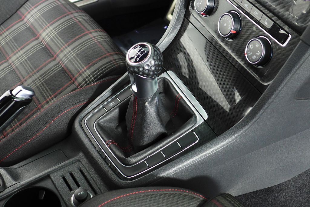 Thumbnail: 2016 Volkswagen Golf - 15