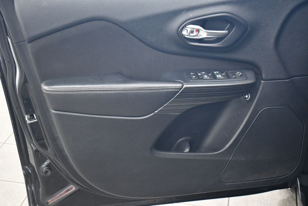 Thumbnail: 2016 Jeep Cherokee - 13