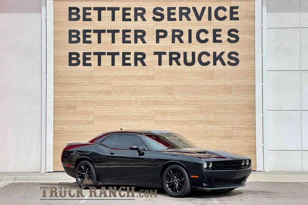 Pitch Black Clearcoat 2017 Dodge Challenger R/T RWD Coupe Rear-Wheel Drive 8-Speed Automatic