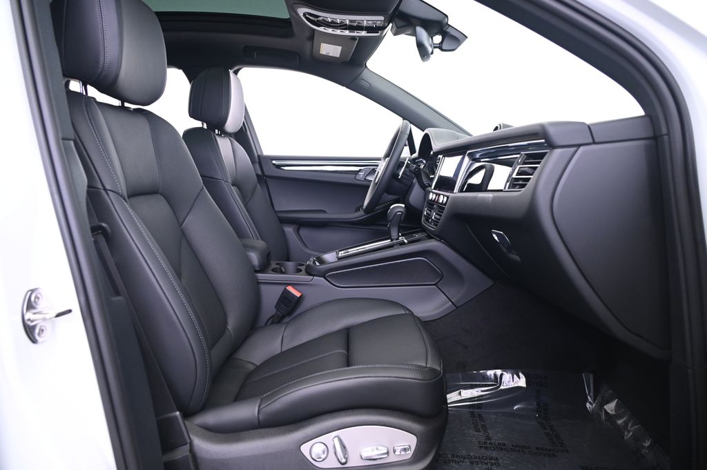 Thumbnail: 2025 Porsche Macan - 28