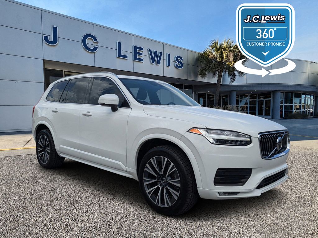 2022 Volvo XC90 T6 Momentum 6-Passenger
