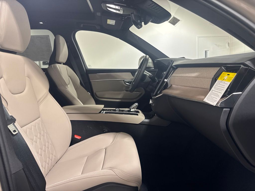 New 2026  Volvo B6 Plus 7-Seater image 29