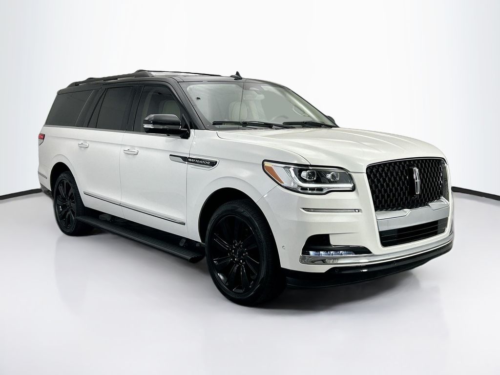 Thumbnail: 2023 Lincoln Navigator L - 9