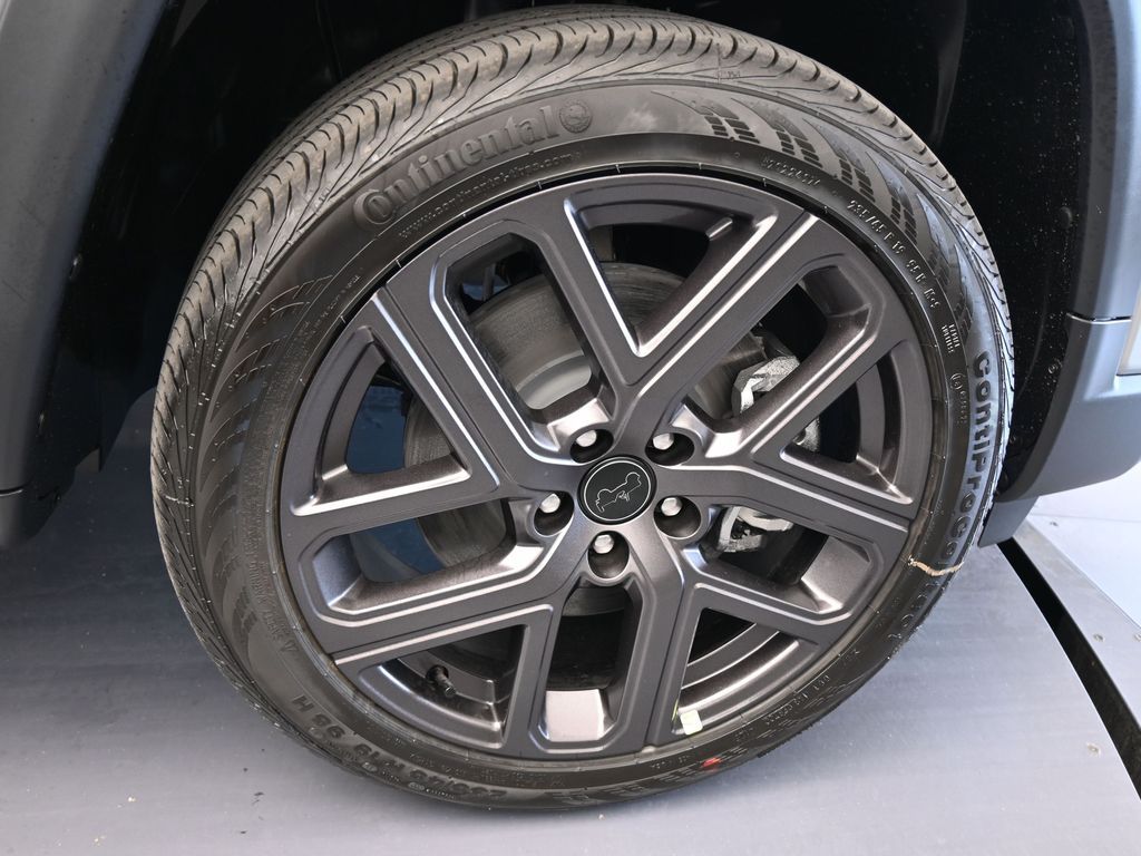 New 2026 silver zynith metallic clearcoat Jeep Latitude image 41