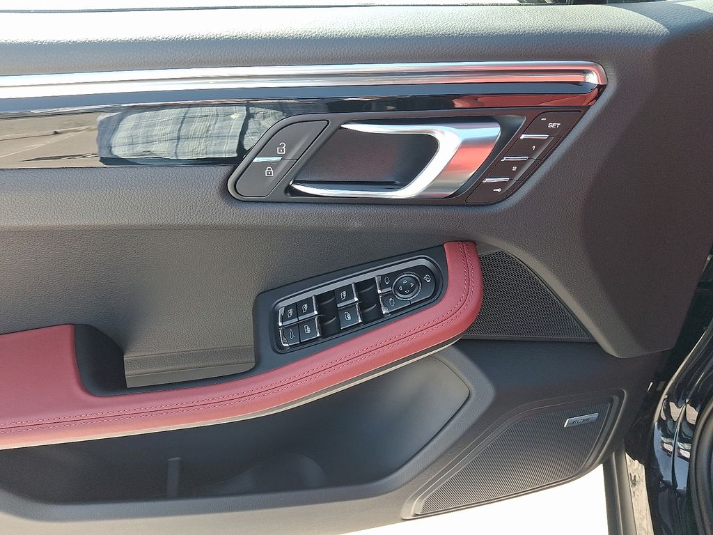 Thumbnail: 2026 Porsche Macan - 14