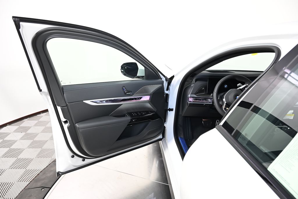 Thumbnail: 2026 BMW 7 Series - 21