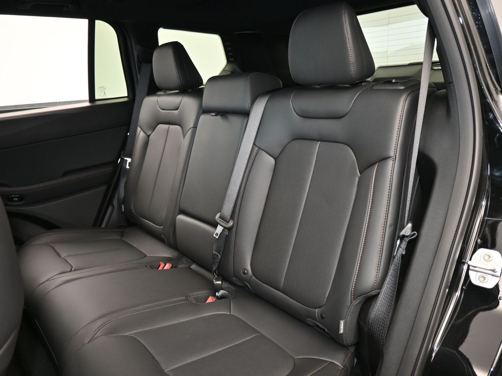 New 2026 diamond black crystal pearlcoat Jeep Limited image 29