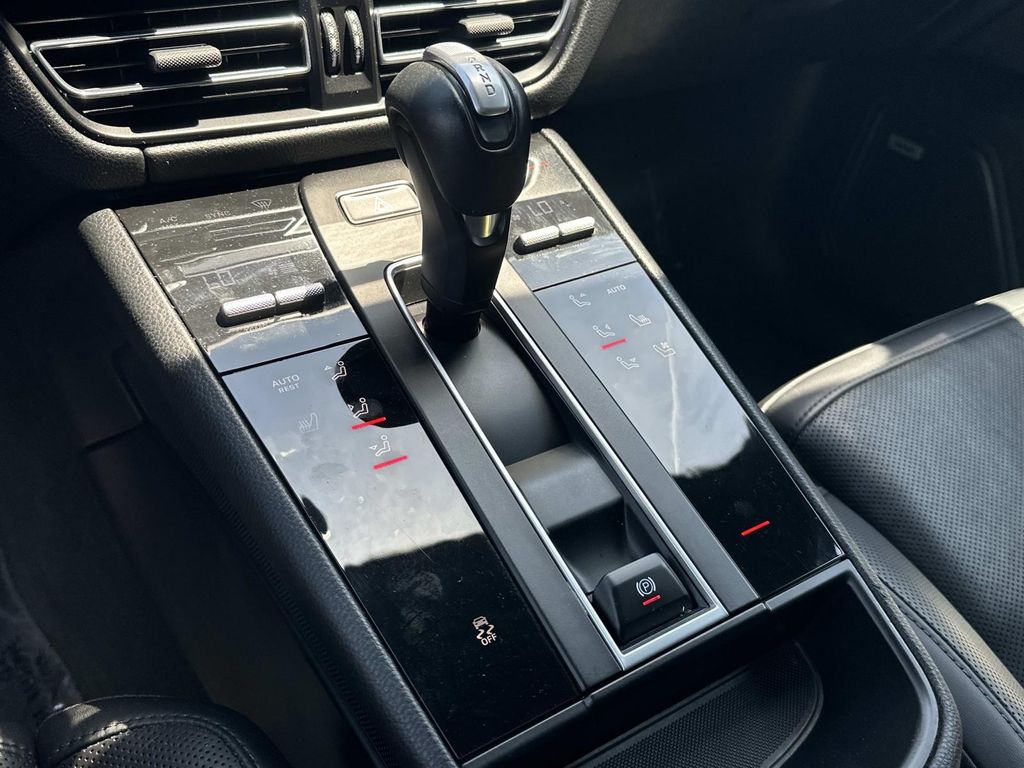 Thumbnail: 2022 Porsche Macan - 25