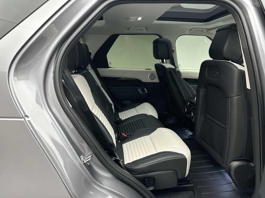 Thumbnail: 2025 Land Rover Discovery - 4