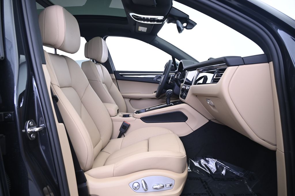 Thumbnail: 2025 Porsche Macan - 23