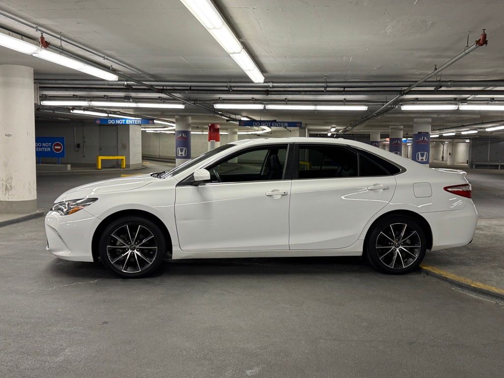 2016 Toyota Camry XSE 31