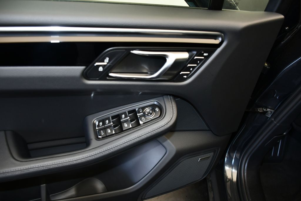 Thumbnail: 2026 Porsche Macan - 5