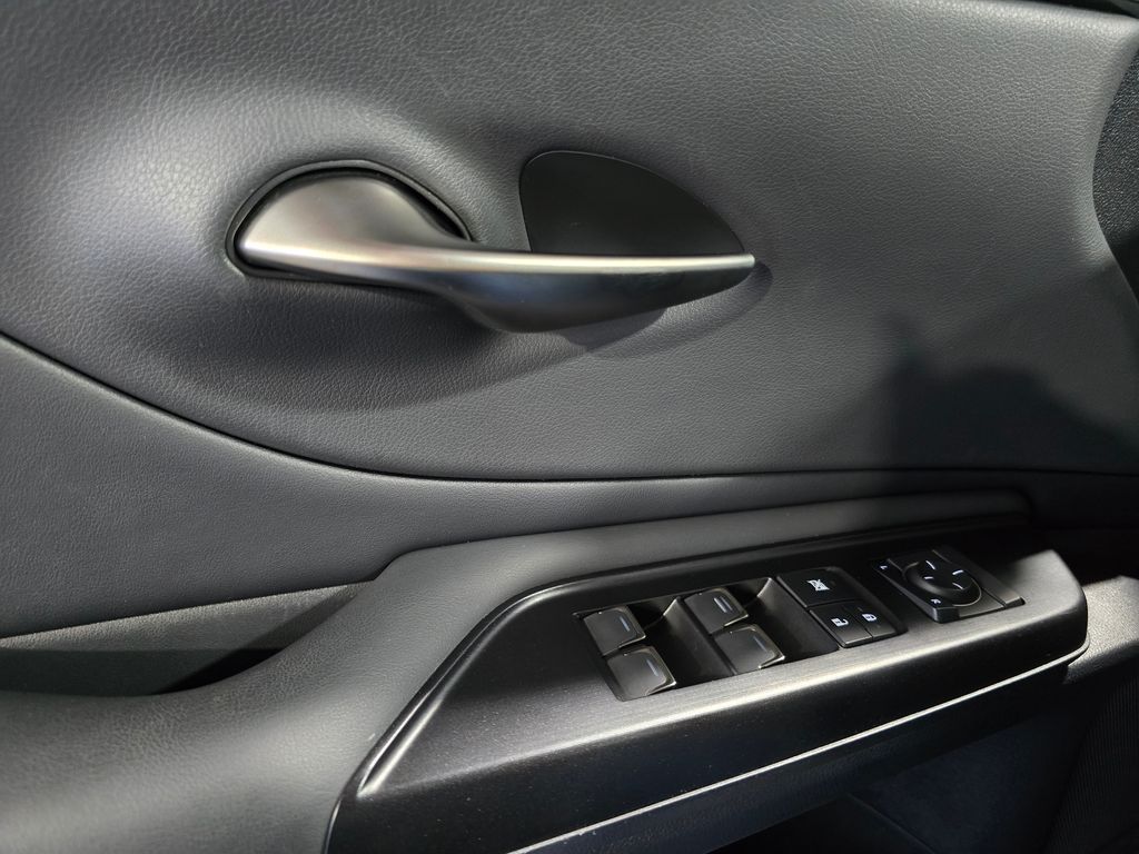 Thumbnail: 2021 Lexus ES - 13