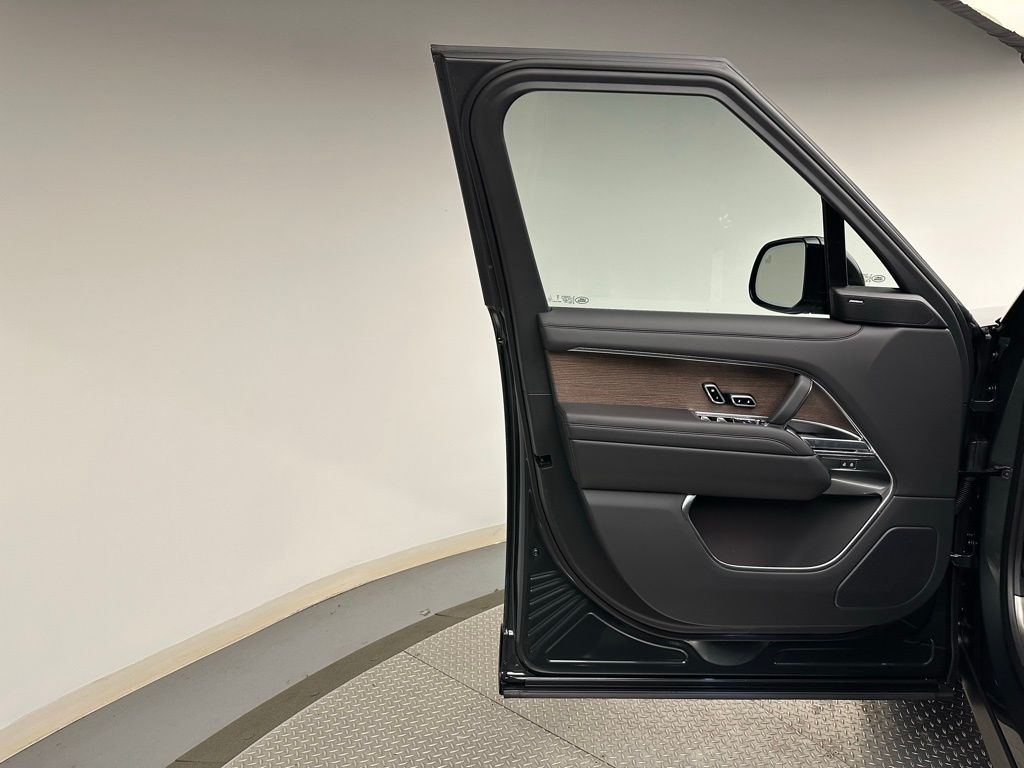 Thumbnail: 2025 Land Rover Range Rover - 9