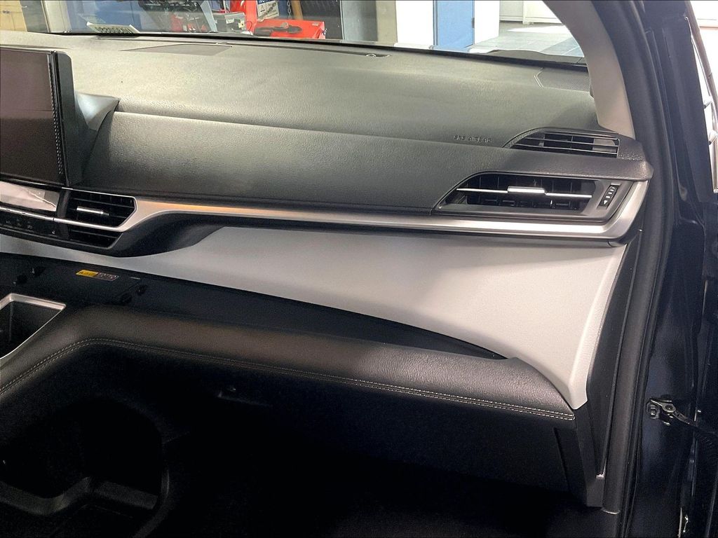 2025 Toyota Sienna — photo 13