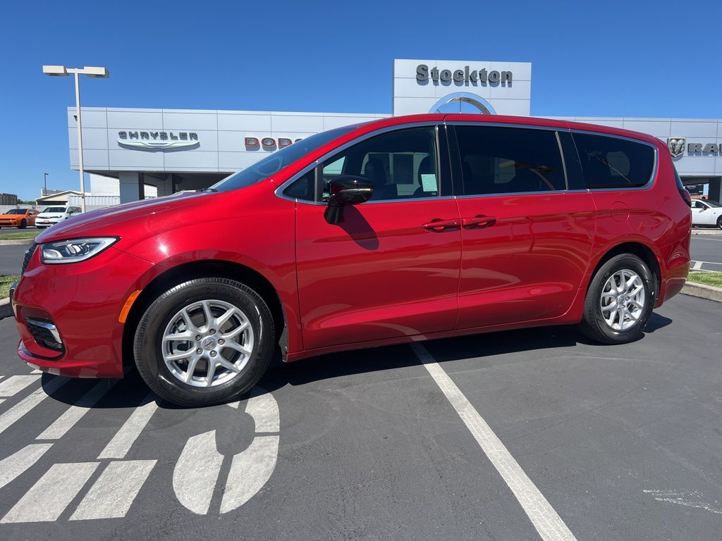 Red Hot Pearlcoat 2025 Chrysler Pacifica Select FWD Minivan Front-Wheel Drive 9-Speed Automatic