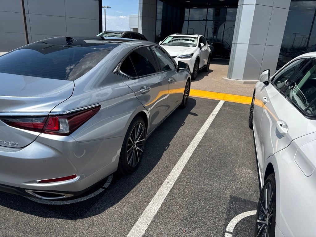 Thumbnail: 2022 Lexus ES - 5