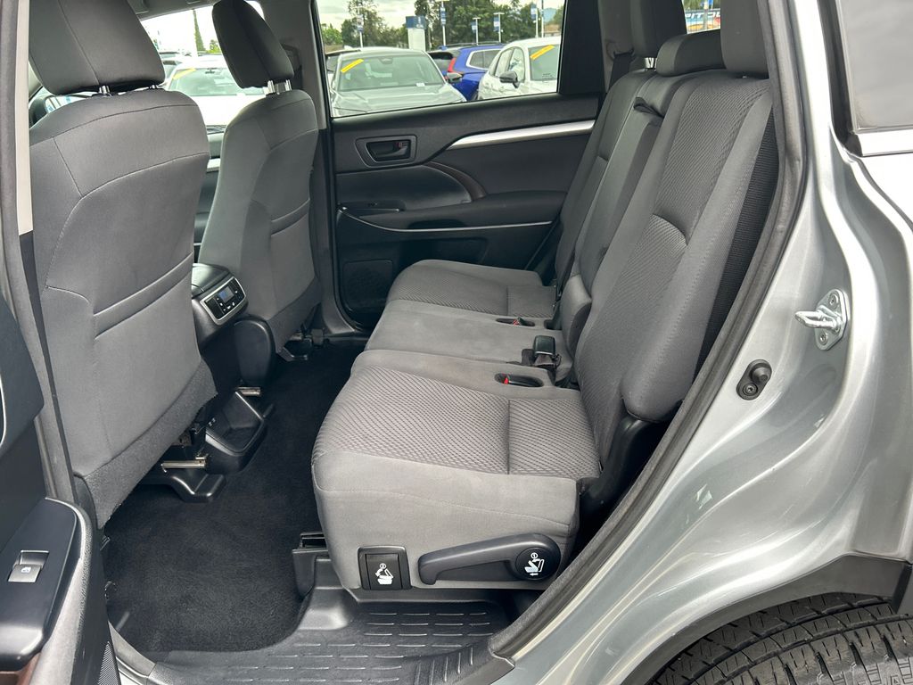 2017 Toyota Highlander LE 8