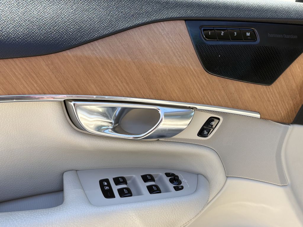 Used 2022 Denim Blue Metallic Volvo T6 Momentum image 11