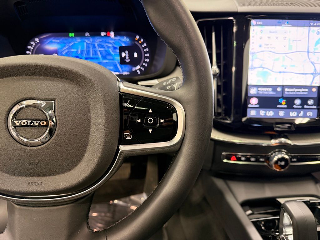 Thumbnail: 2025 Volvo XC60 - 14
