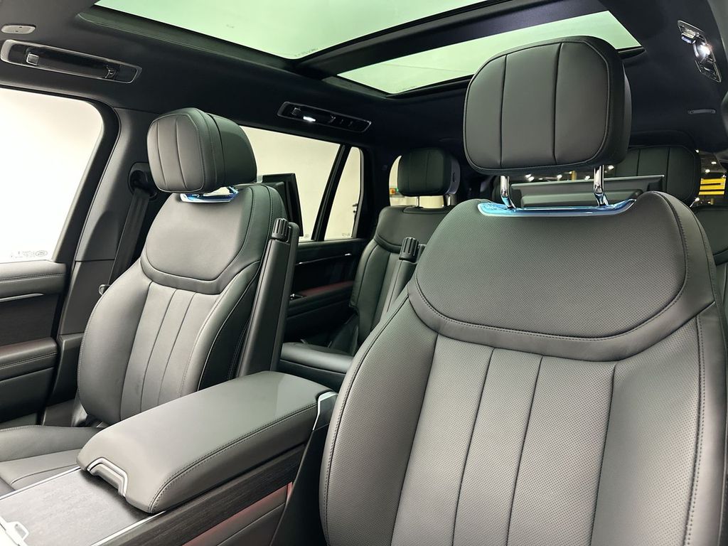 2025 Land Rover Range Rover SE 10