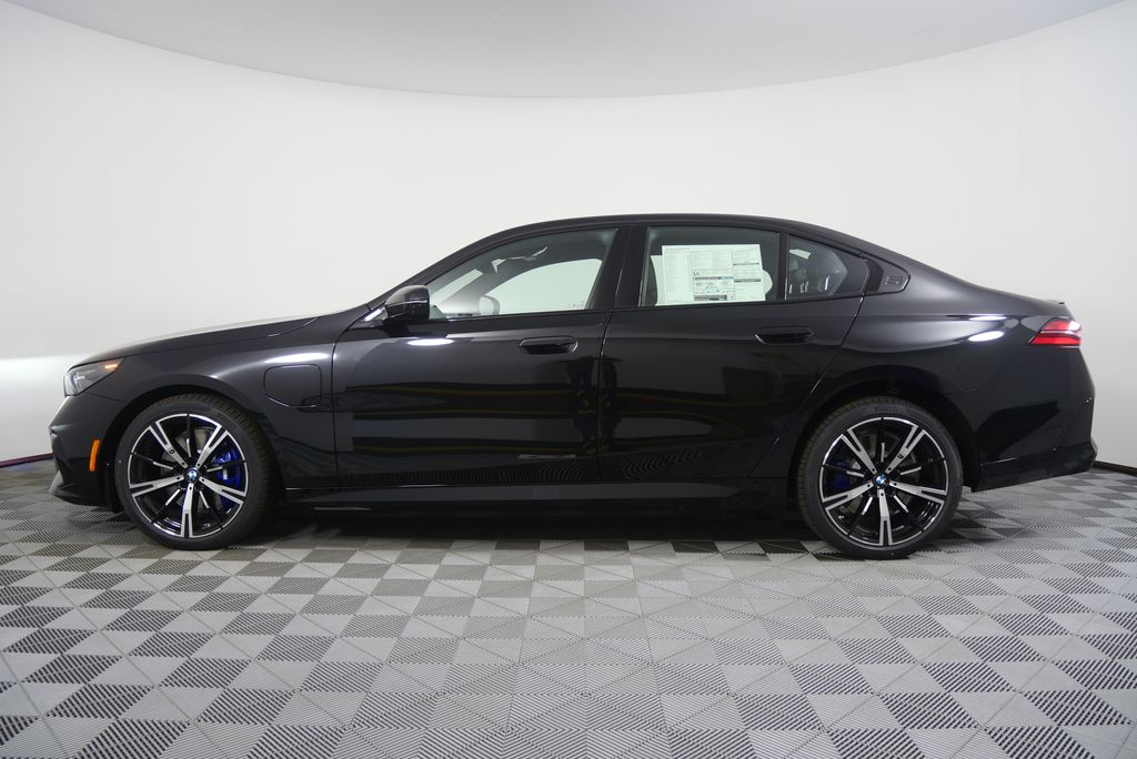 Thumbnail: 2027 BMW 5 Series - 6