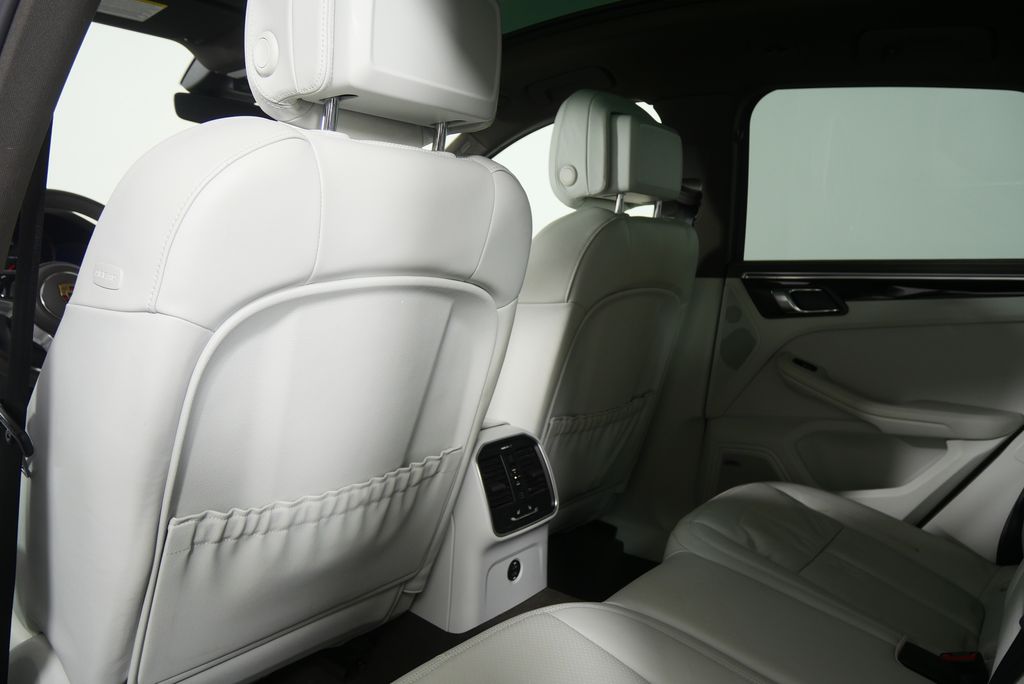 Thumbnail: 2021 Porsche Macan - 18