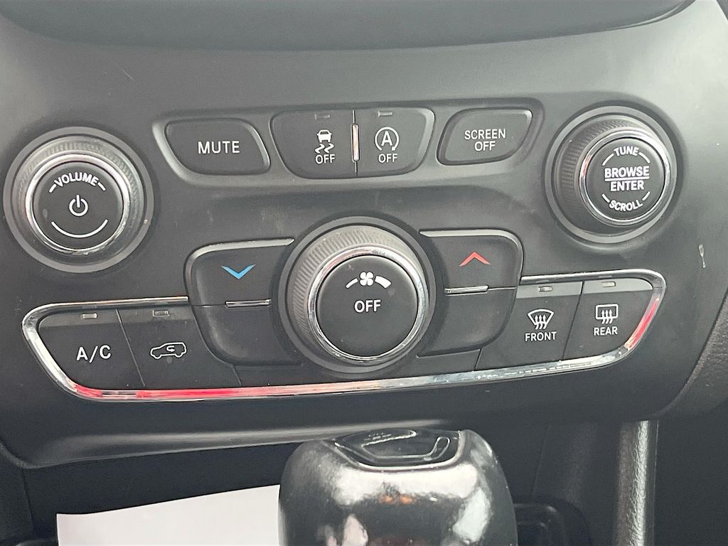 Used 2019 Silver Jeep Latitude Plus image 16