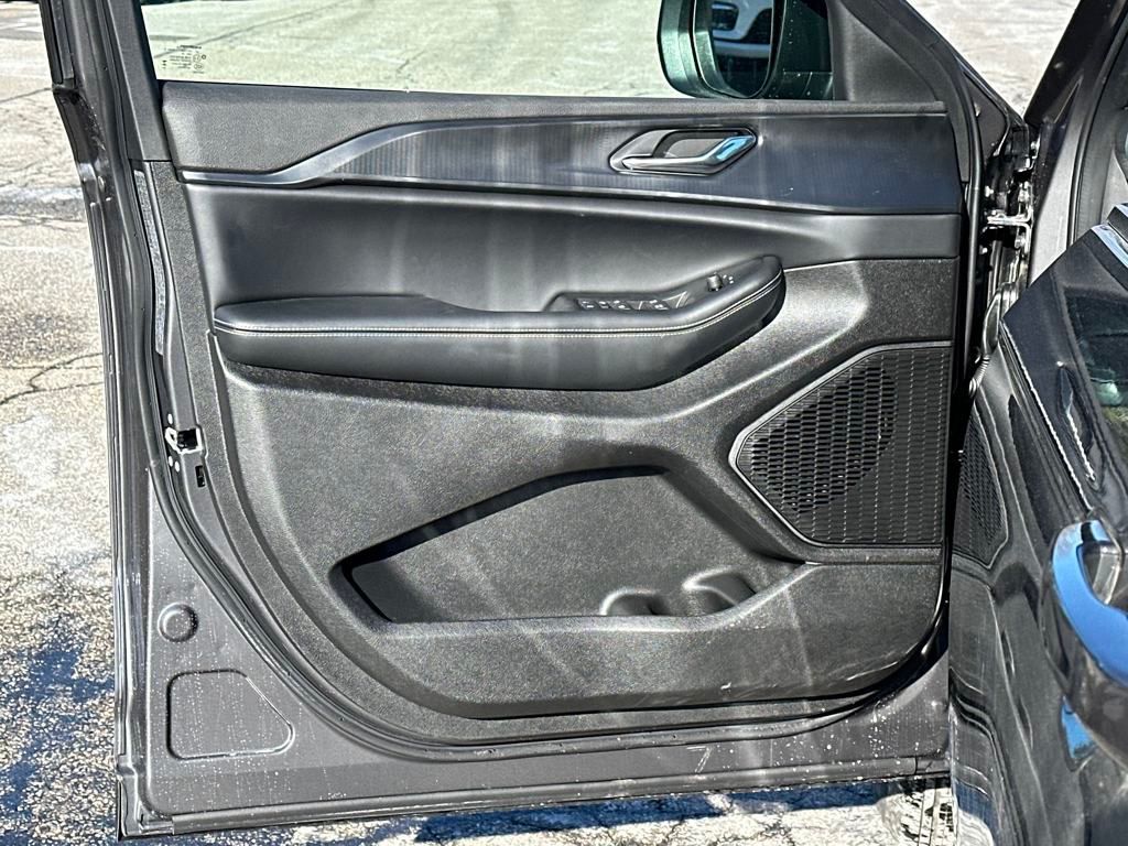 2025 Jeep Grand Cherokee Laredo photo 9