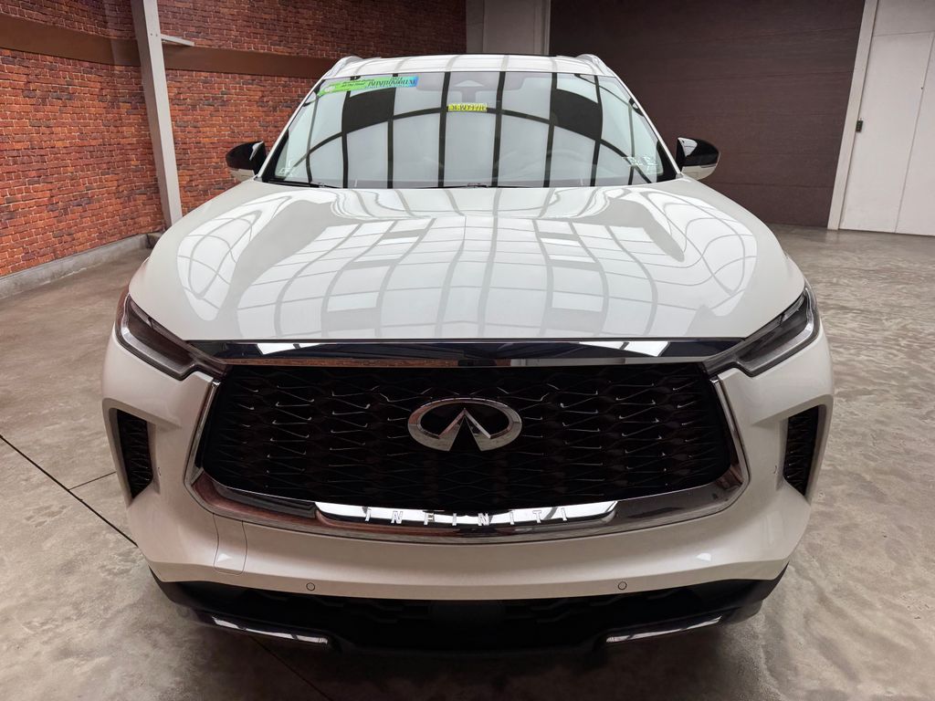 Used 2024 White INFINITI LUXE image 10