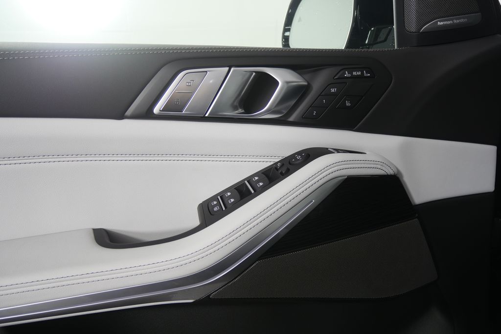 Thumbnail: 2027 BMW X7 - 8