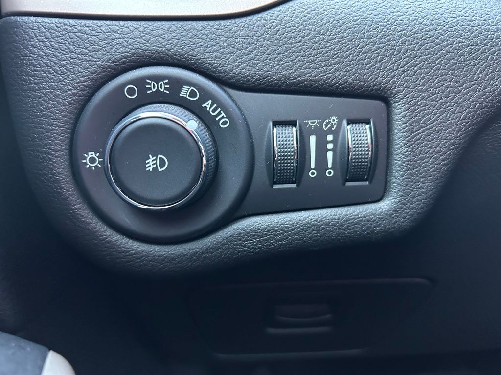 Thumbnail: 2018 Jeep Cherokee - 21