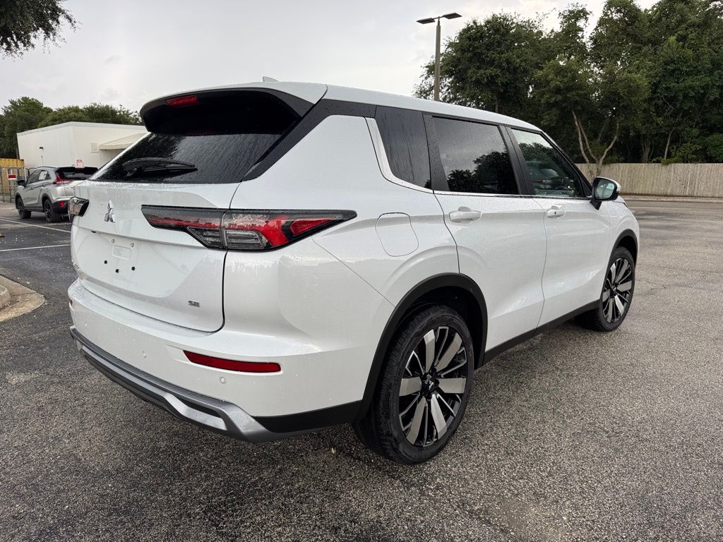 2025 Mitsubishi Outlander SE photo 3