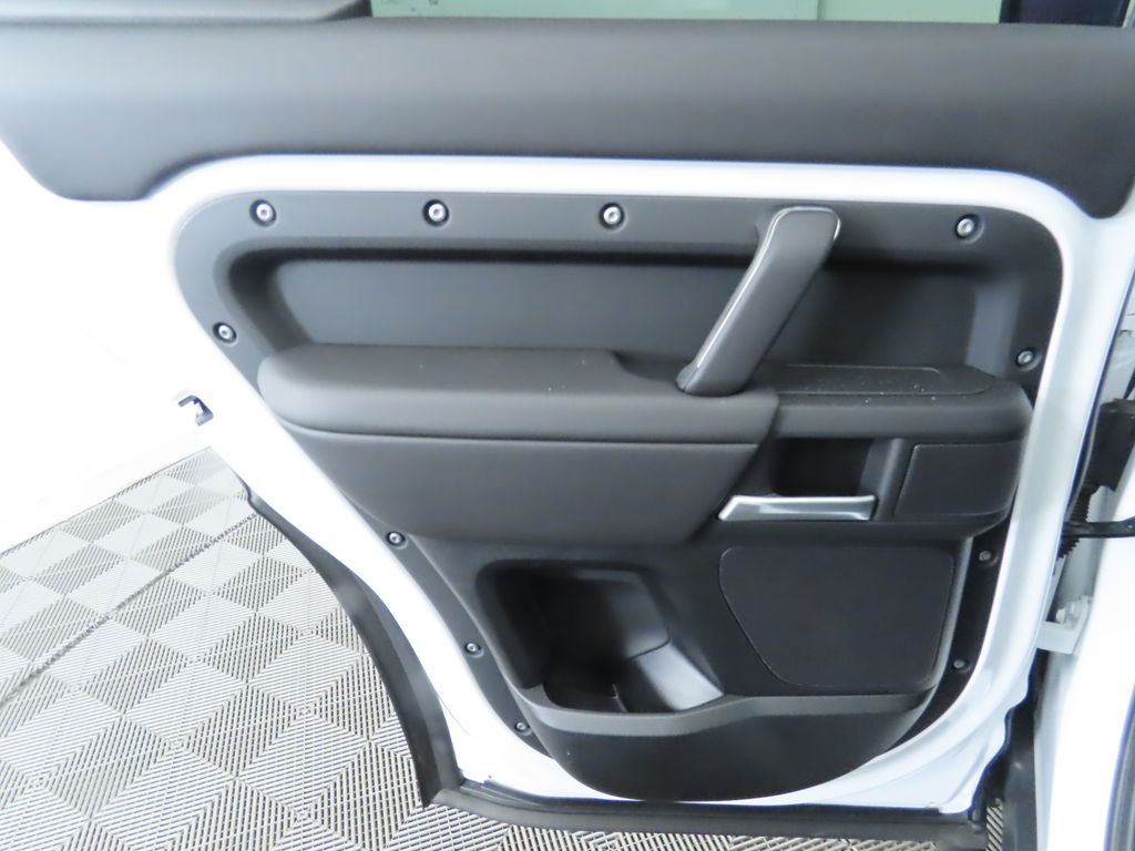 2025 Land Rover Defender 110 28