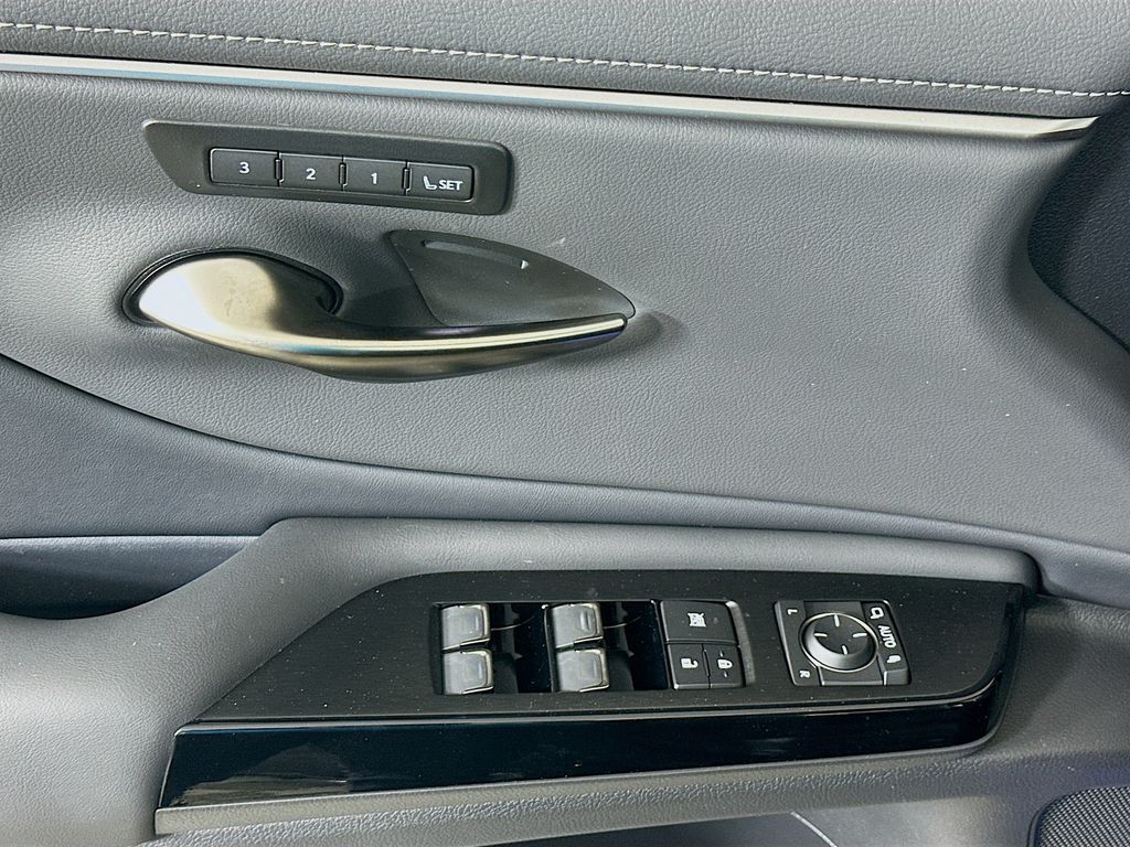 2025 Lexus ES Hybrid 300h 20