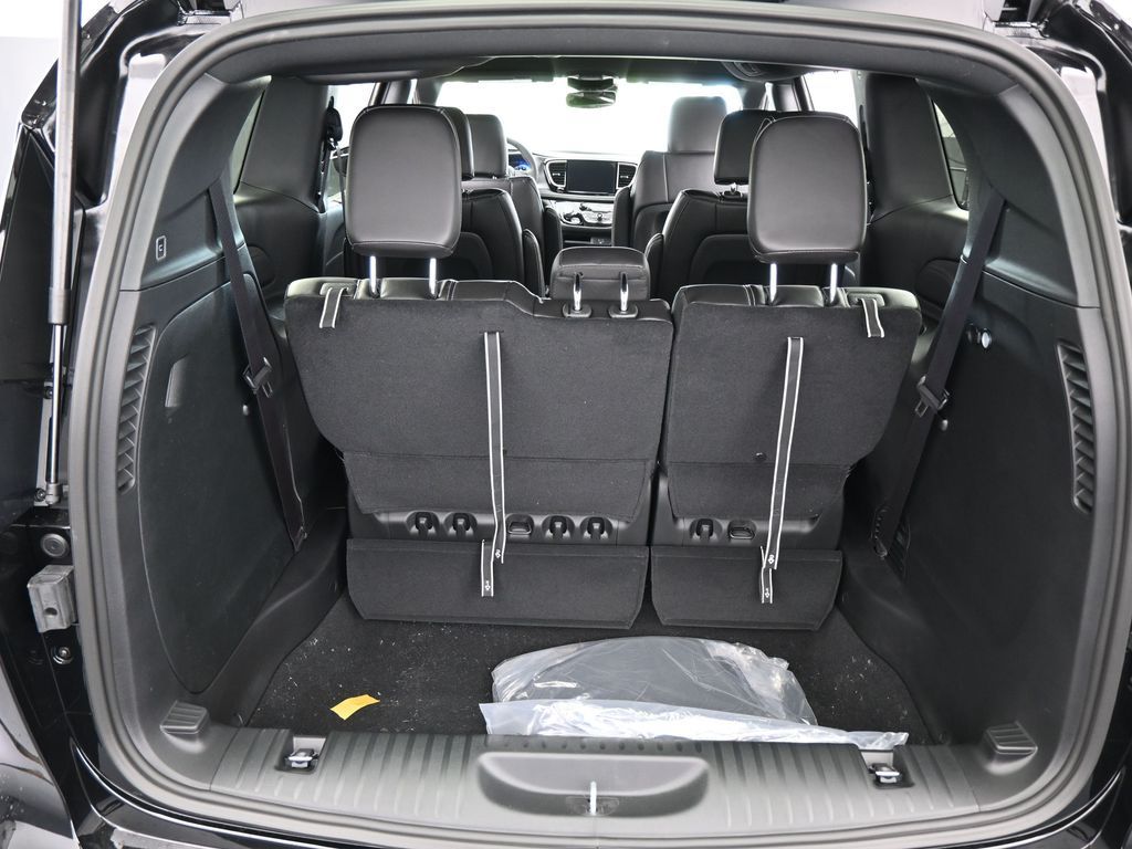 New 2026 Diamond Black Crystal Pearlcoat Chrysler Select image 37