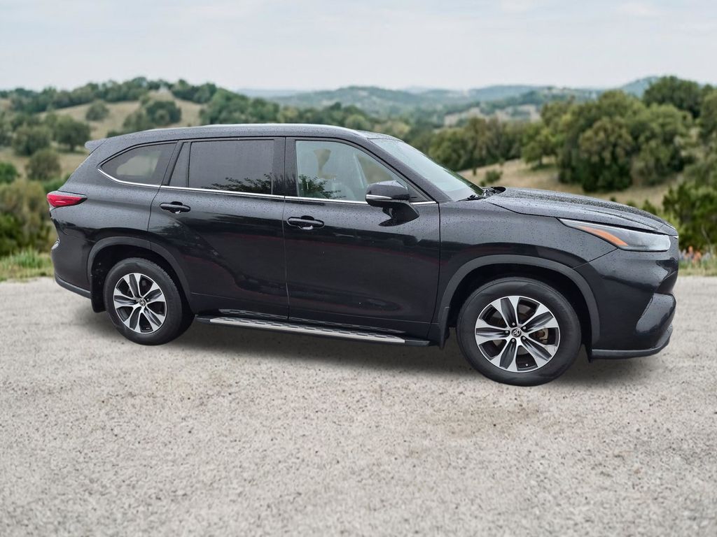 Used Car 2022 Toyota Highlander  Xle For Sale Under $30,000 In Austin, Texas